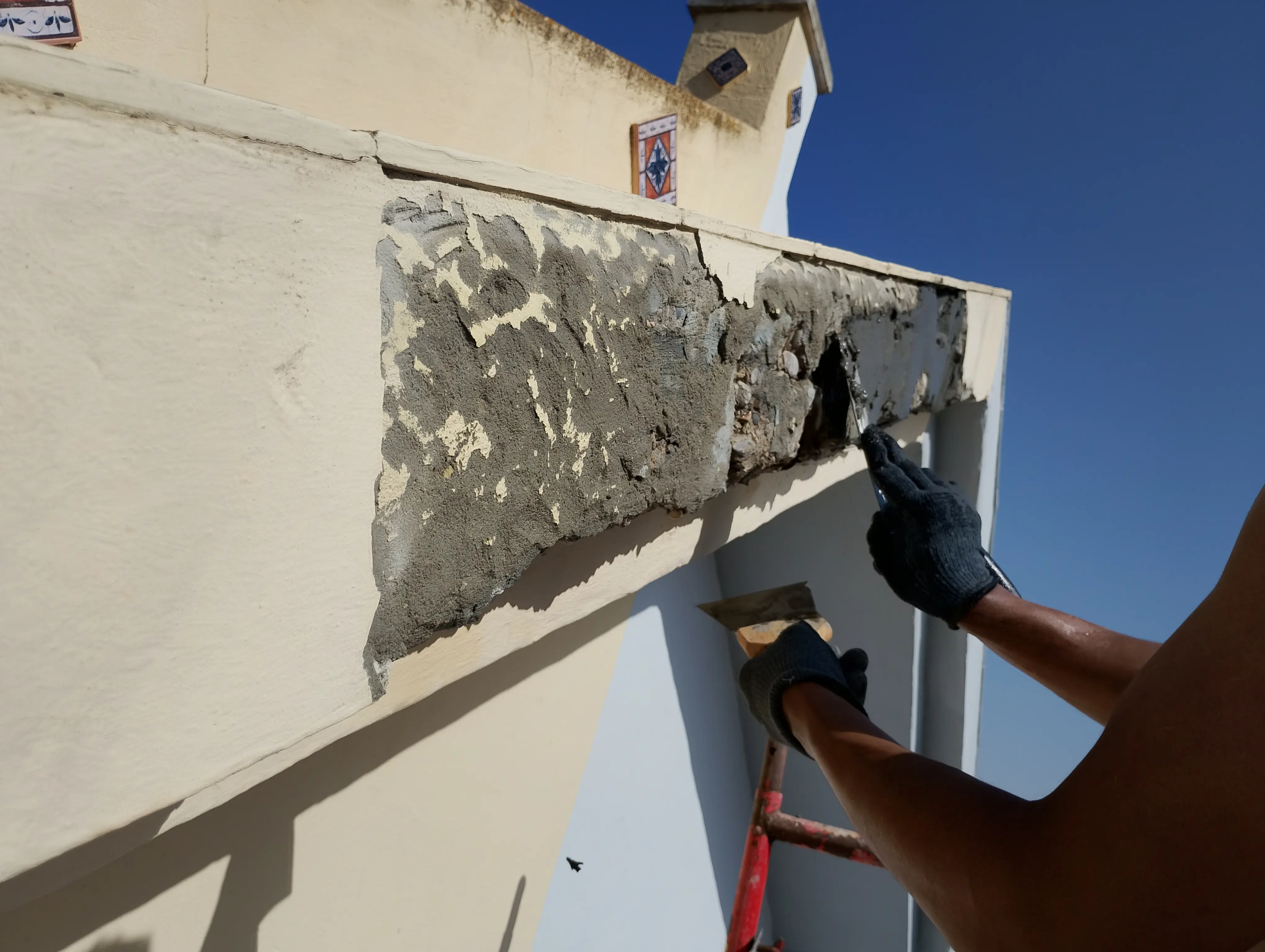 Aplicación de microcemento en superficie vertical